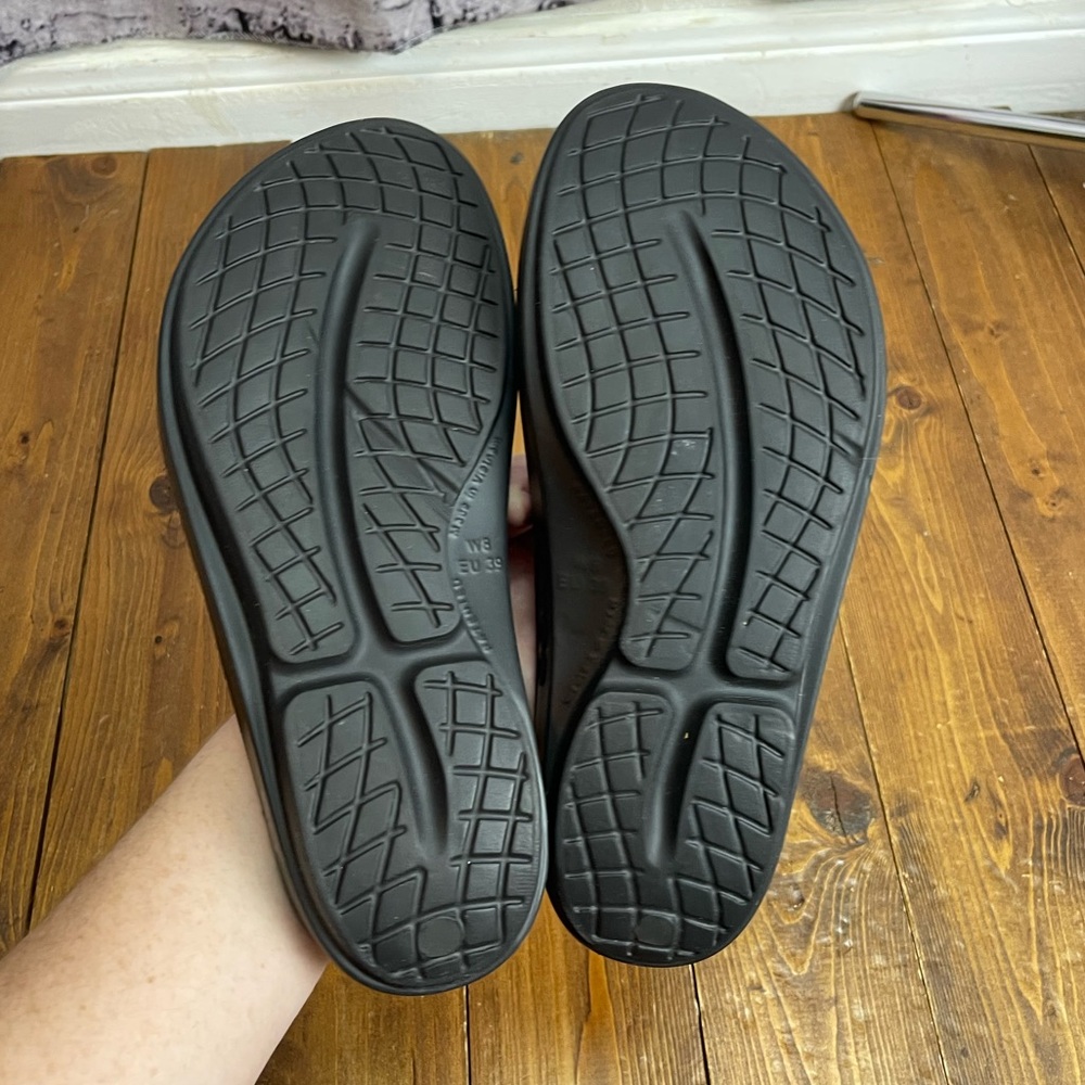 Oofos Womens size 8 oolala luxe sandals black with ombre strap - Picture 6 of 8